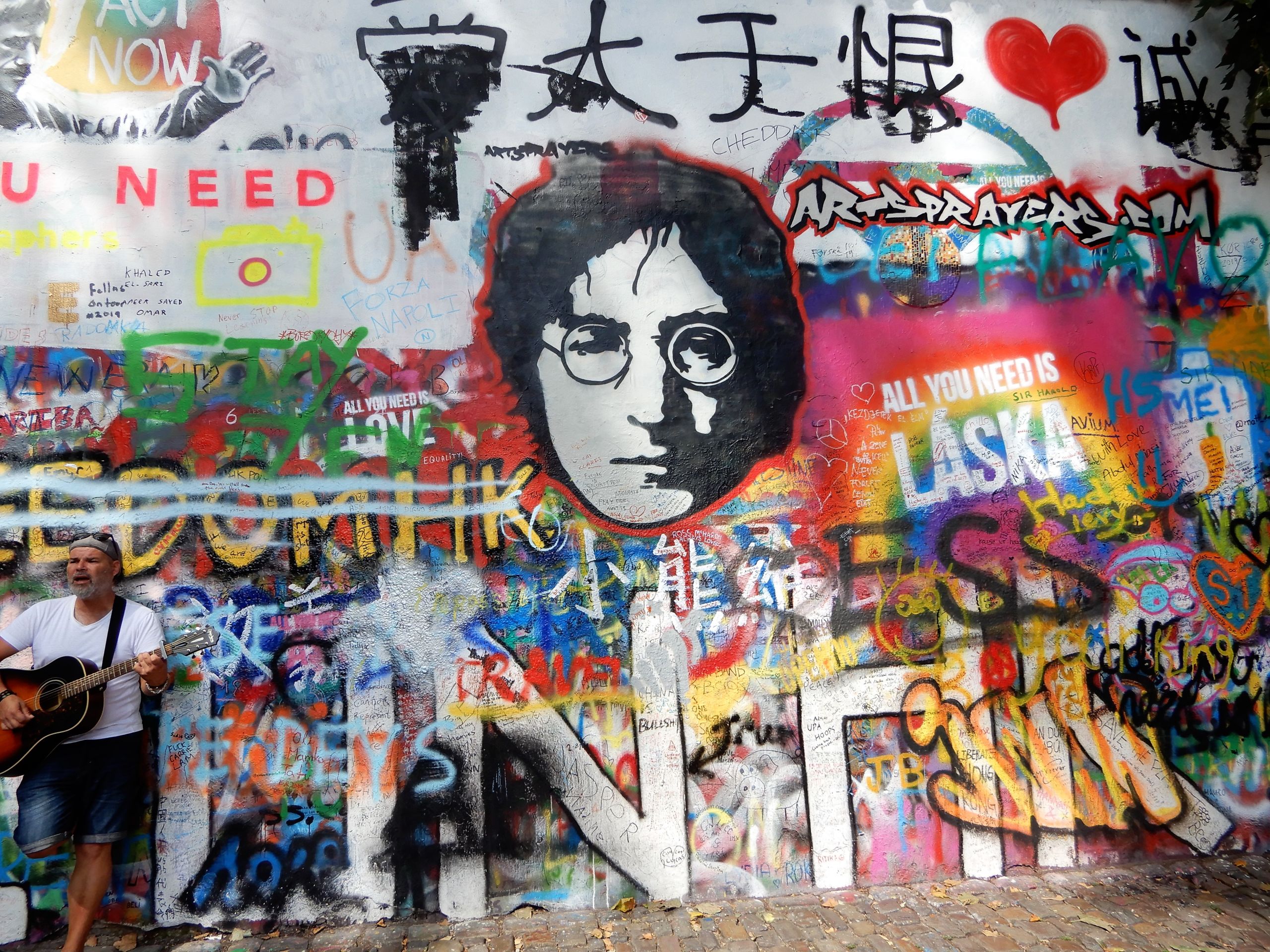 Muro di John Lennon a Praga, ricoperto di graffiti e arte di strada.